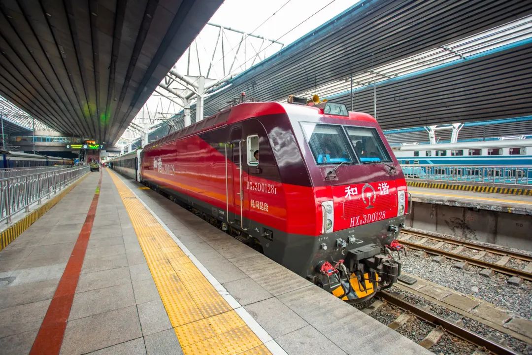 昆局昆段的和谐d3d机车停靠北京西站它的前辈从来没有达到过这样的