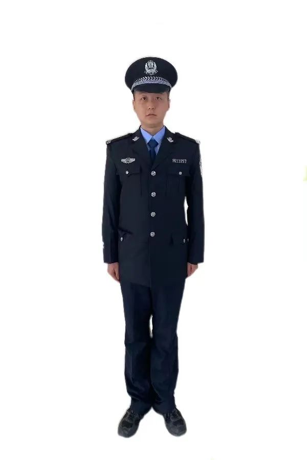警号,胸徽;内着内穿式制式衬衣,系制式领带;男性司法警察戴大檐帽
