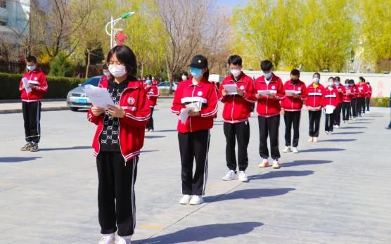 高金刚白银市育才学校校长为了充分地做好初三学生的复学准备,今天