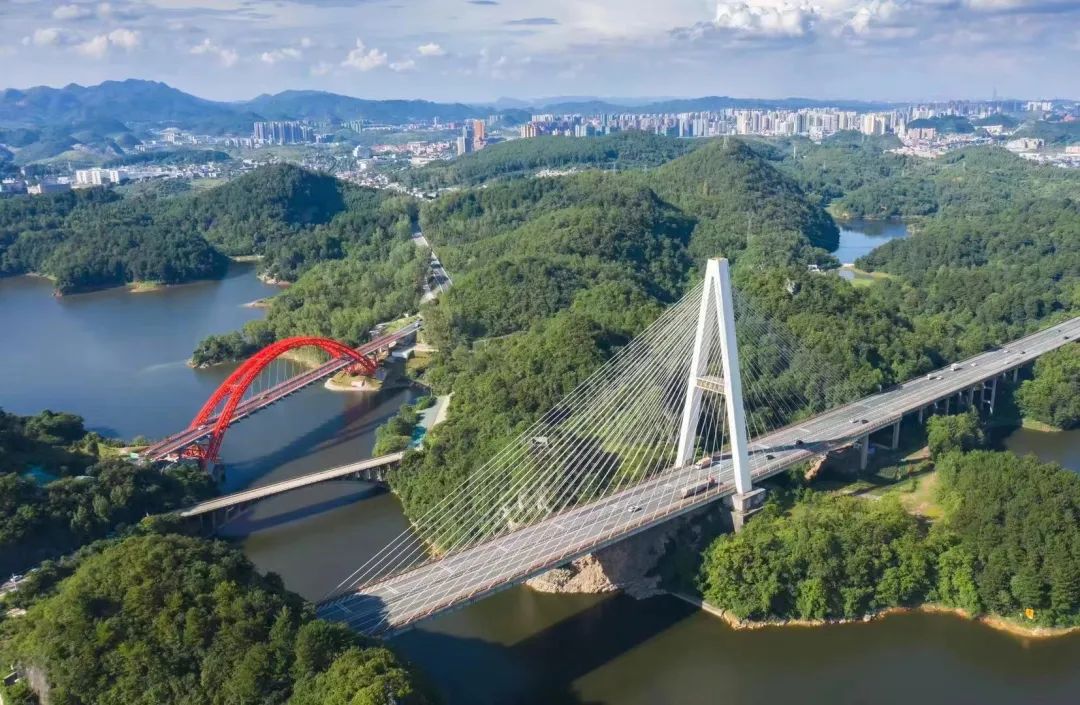 花鱼洞大桥是国道g320线上跨越红枫湖景区及饮用水源保护区的一座特大