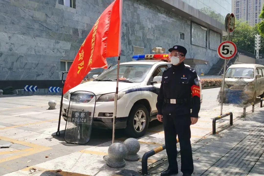 银盆岭村警务区的社区民警50岁的阳辉灿来自岳麓公安分局银盆岭派出所