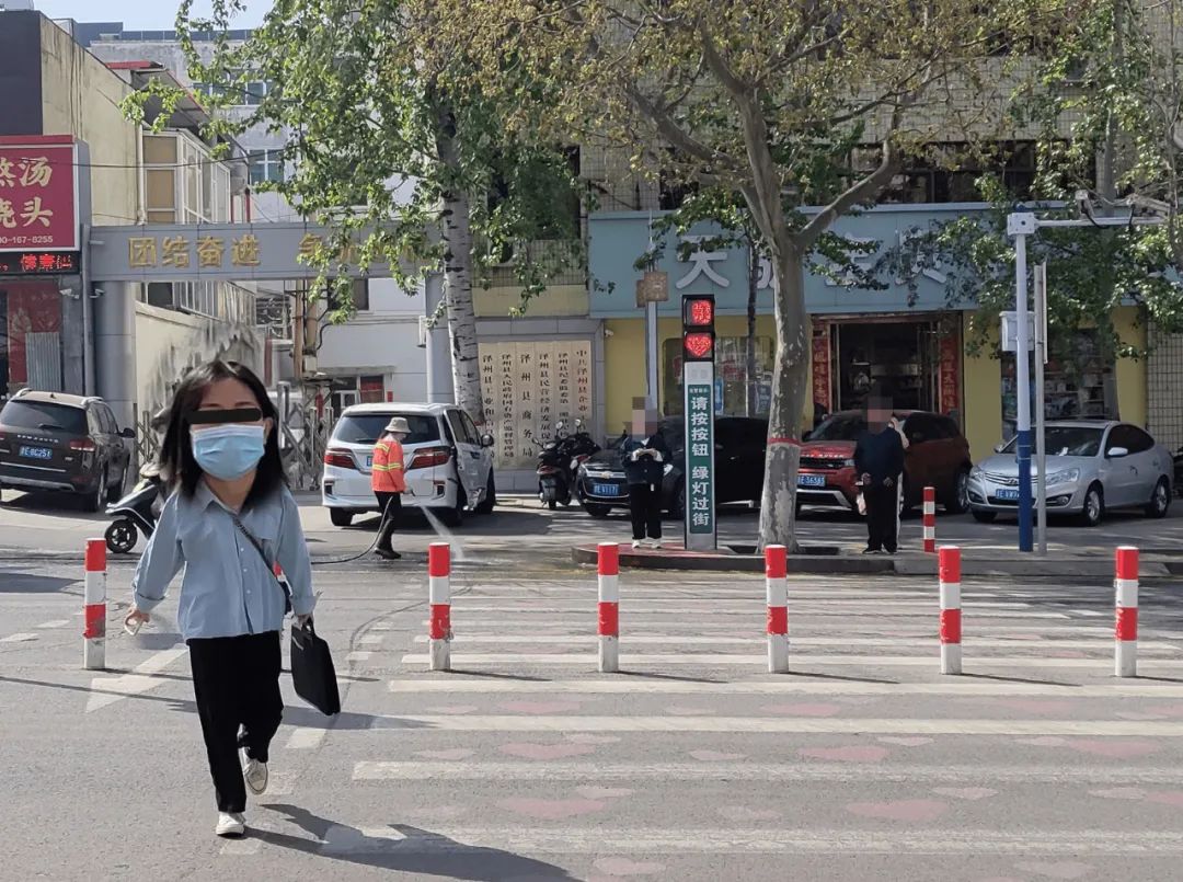 看看是谁不遵守交通法规曝光一批行人闯红灯违法行为今天更是引发交通