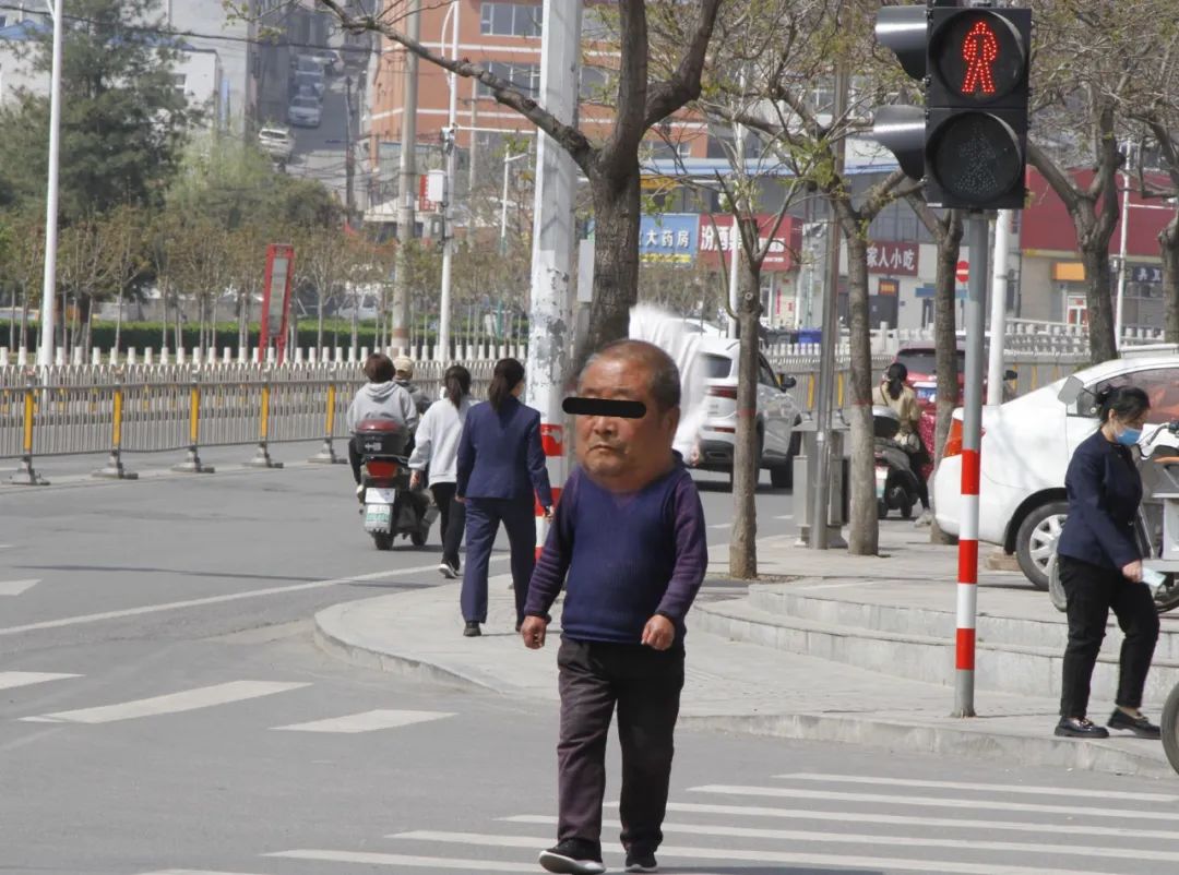 曝光闯红灯的行人