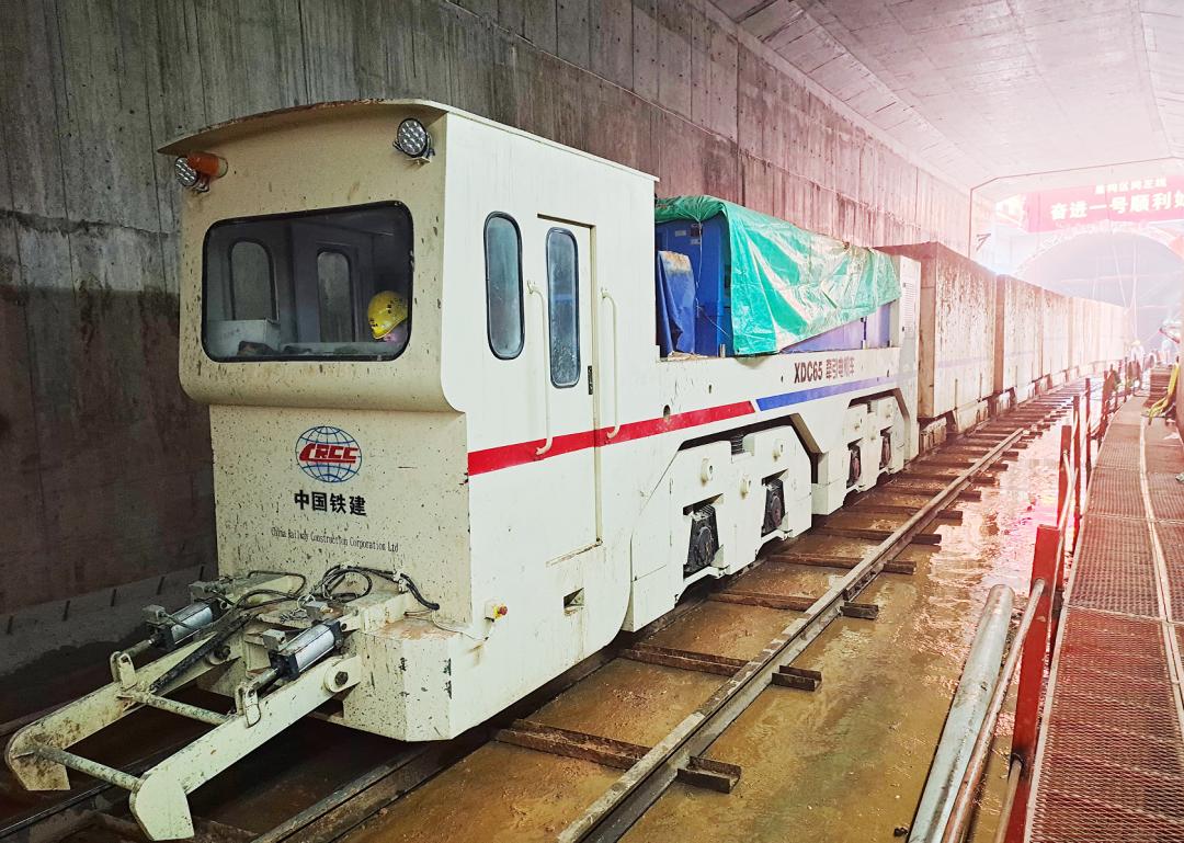 40多个城市近百条地铁线施工用的新能源电机车是这样的