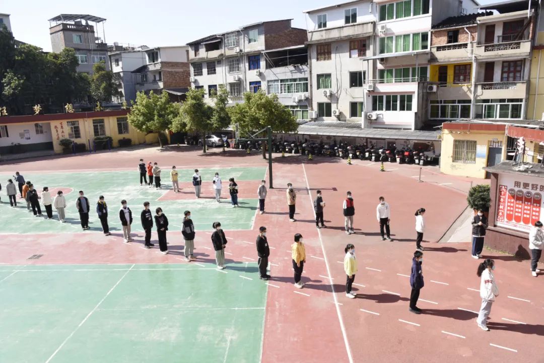 4月8日上午,记者在新城中学核酸检测现场看到,核酸检测工作由县疫情