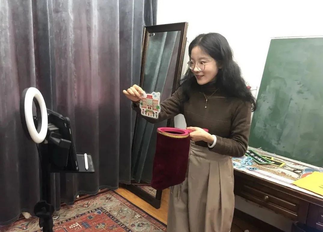 4月1日,在铁富镇中心小学教师沈圆圆家中,她手持教学道具,正通过网络