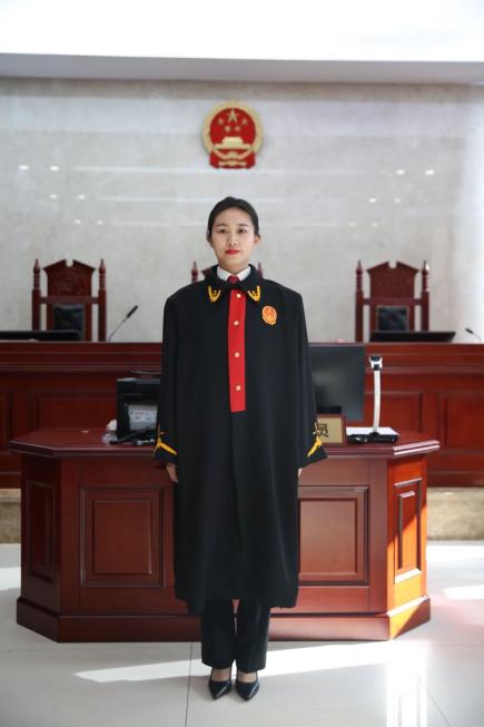 法袍内着制服法官在下列场合应当穿着法官袍:● 审判法庭开庭审判案件
