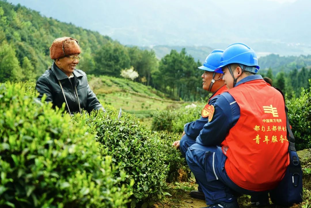 家住贵州省三都县大河镇的吴胜光靠山吃山,靠水吃水.