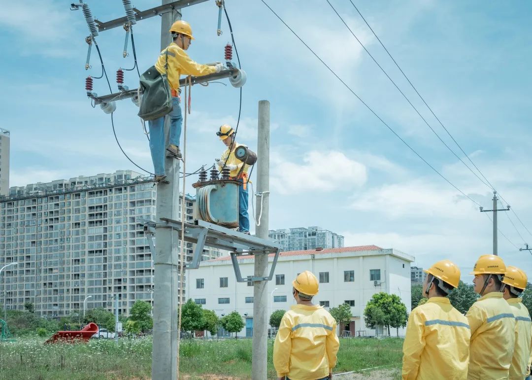 揭秘電力工是怎麼在高空作業的