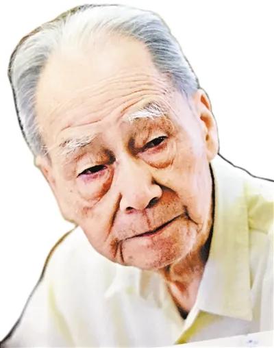 许渊冲生于军阀混战的乱世,炮火中求学于西南联大,27岁留法,30岁归国.