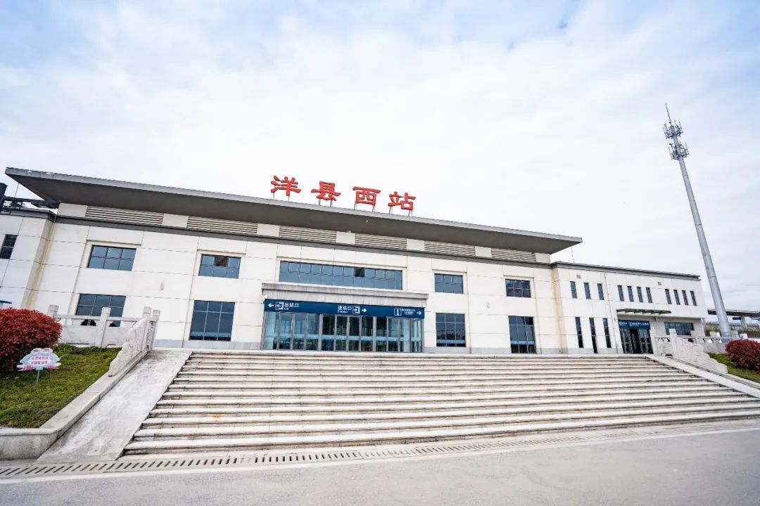 洋县西站四周被金色油菜花海包围,春风吹拂,香气四溢,令人陶醉.