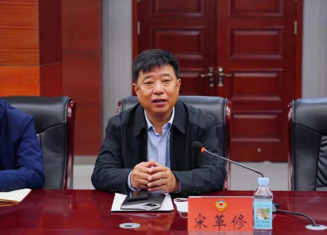 座谈会上,县领导乔晓辉,侯庆平,李海良分别就烈士陵园,县委党校,民兵
