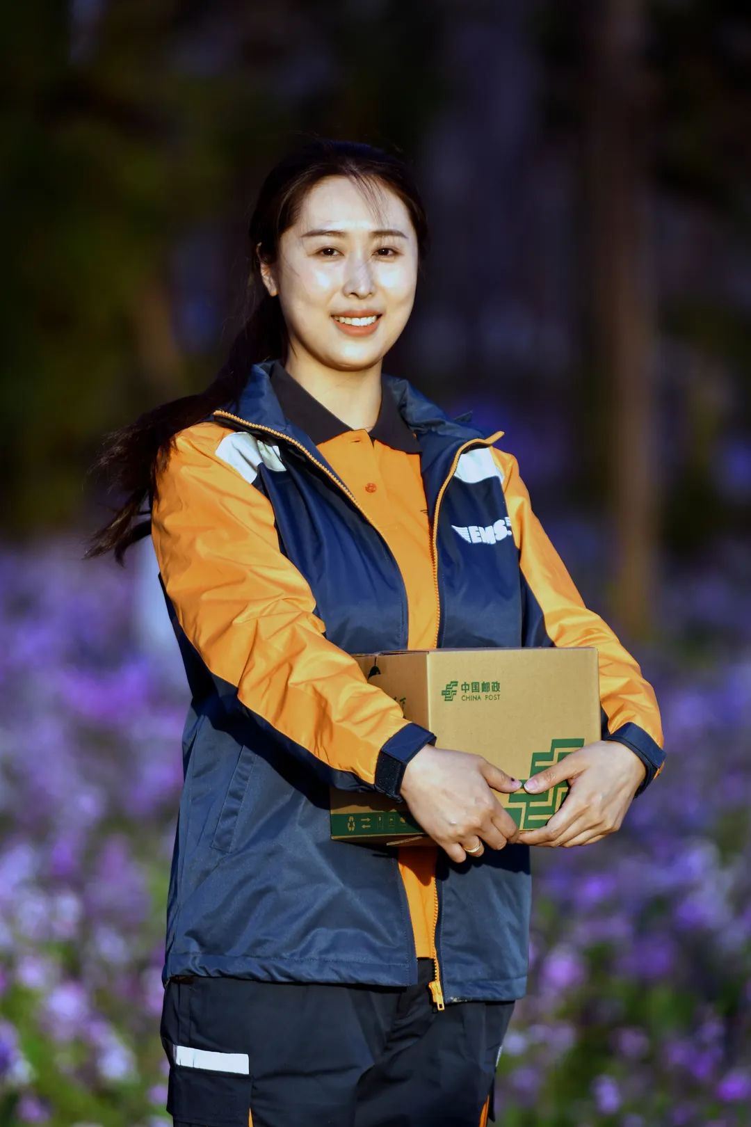 邮政小姐姐送来最美四月天