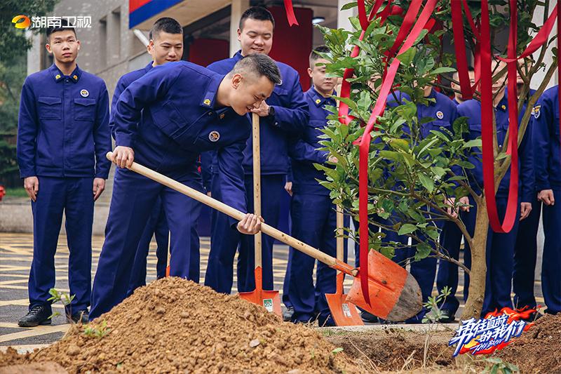 现场,崔磊用三本"书"总结自己在高桥消防救援站七十五天的经历与感悟