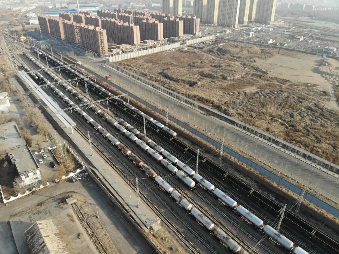 世界首条环沙漠铁路在新疆通车
