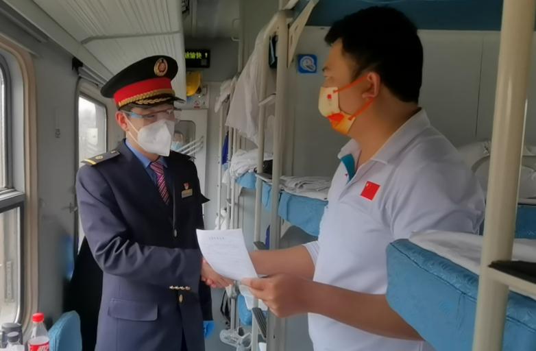 越野滑雪和冬季兩項運動隊領隊王曉兵緊緊握住列車長嶽蒙的手由衷致謝