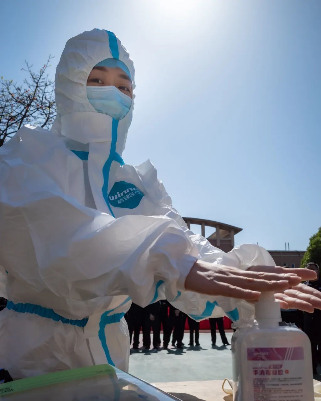医务人员一马当先,当仁不让,先学学怎么规范地成为一个合格的"大白"