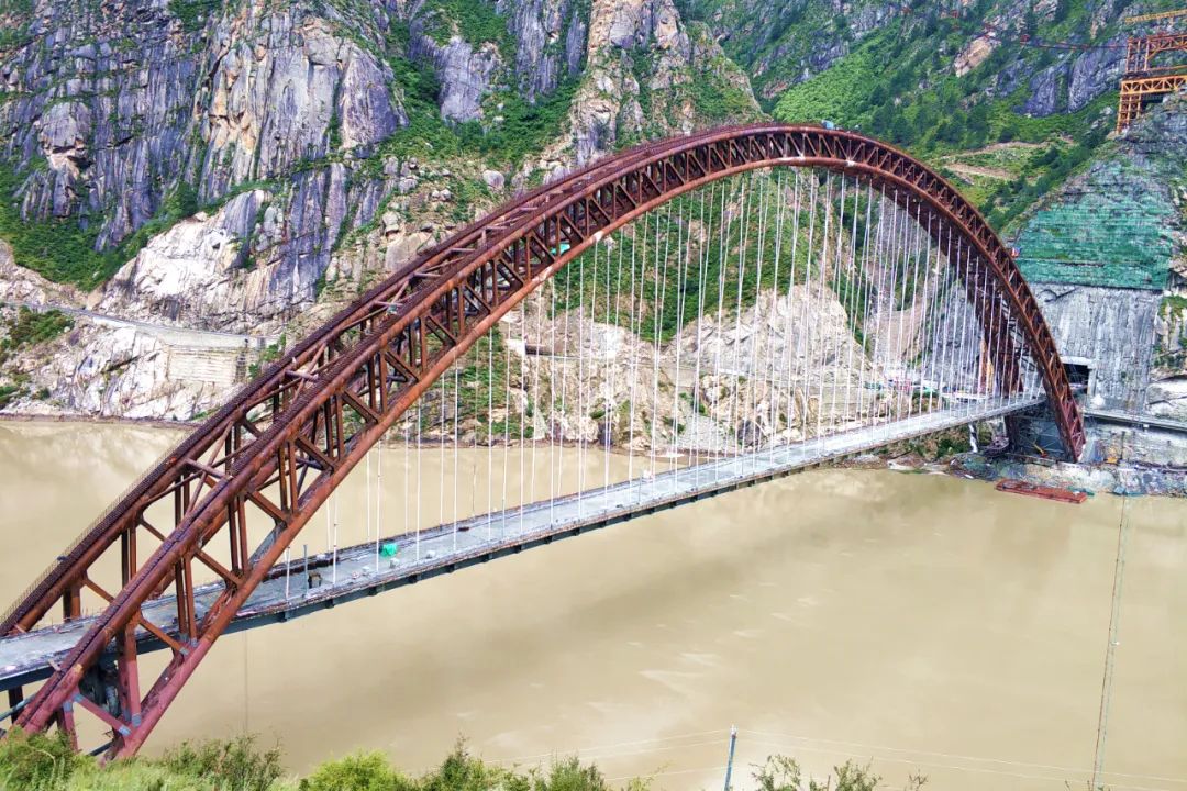 藏木雅鲁藏布江大桥,位于西藏加查县境内,为设计时速160公里的双线