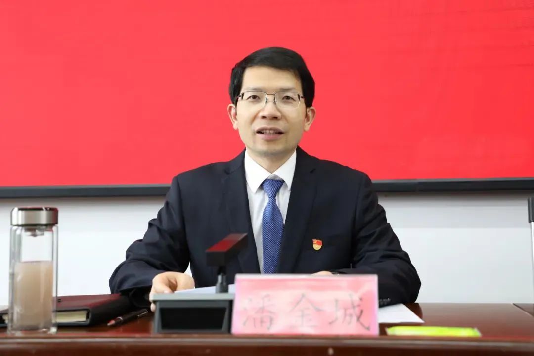 县委书记潘金城在赣南日报发表署名文章传承红色基因续写新时代新篇章