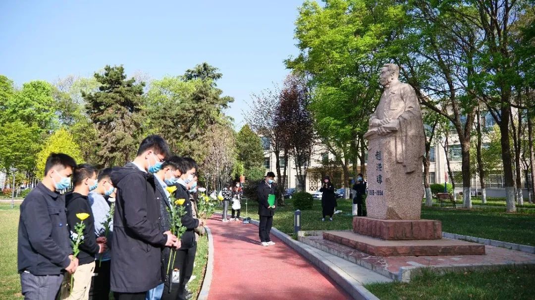 师生共同学习赵洪璋先进事迹并默哀学生清洁周围卫生李振岐李振岐