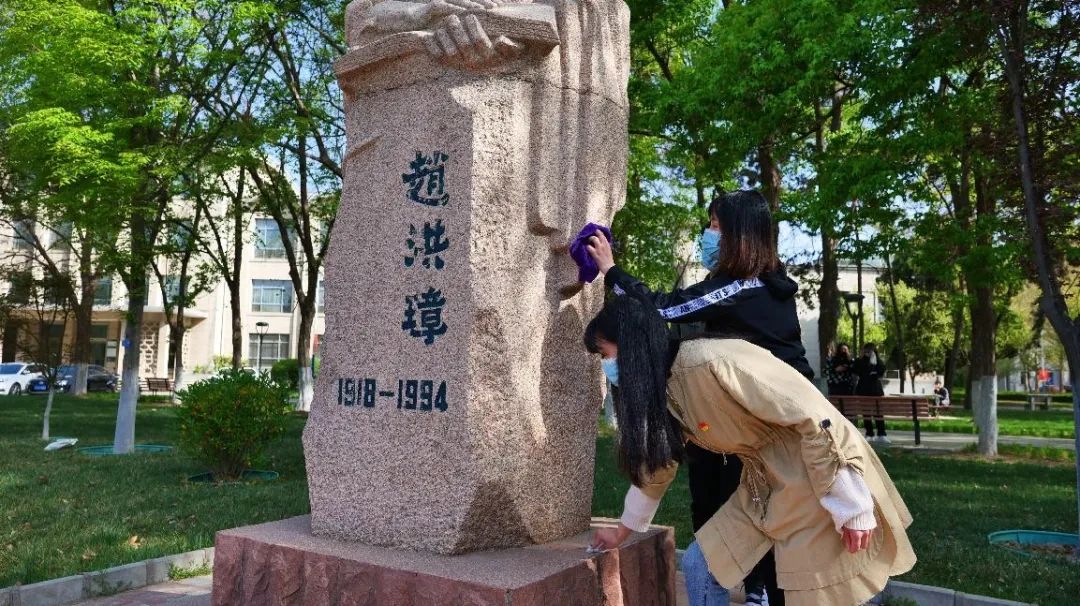 学生清洁周围卫生李振岐李振岐,中国工程院院士,著名植物病理学家.