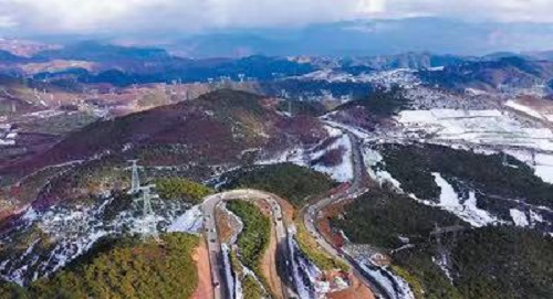 家住四川省涼山彝族自治州布拖縣日嘎村的吉子友伍清晨起來,推開門