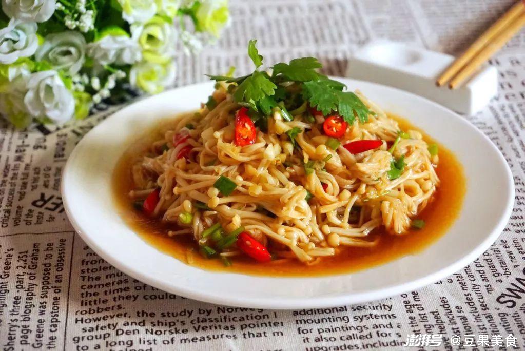 金针菇别只用来涮火锅这么做10分钟上桌下饭又好吃