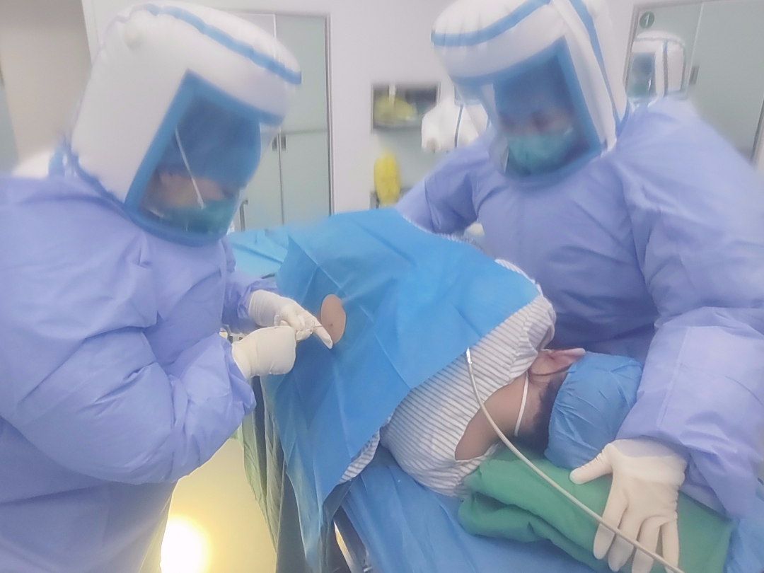 麻醉手术科杜佳楠正在为患者做椎管内麻醉