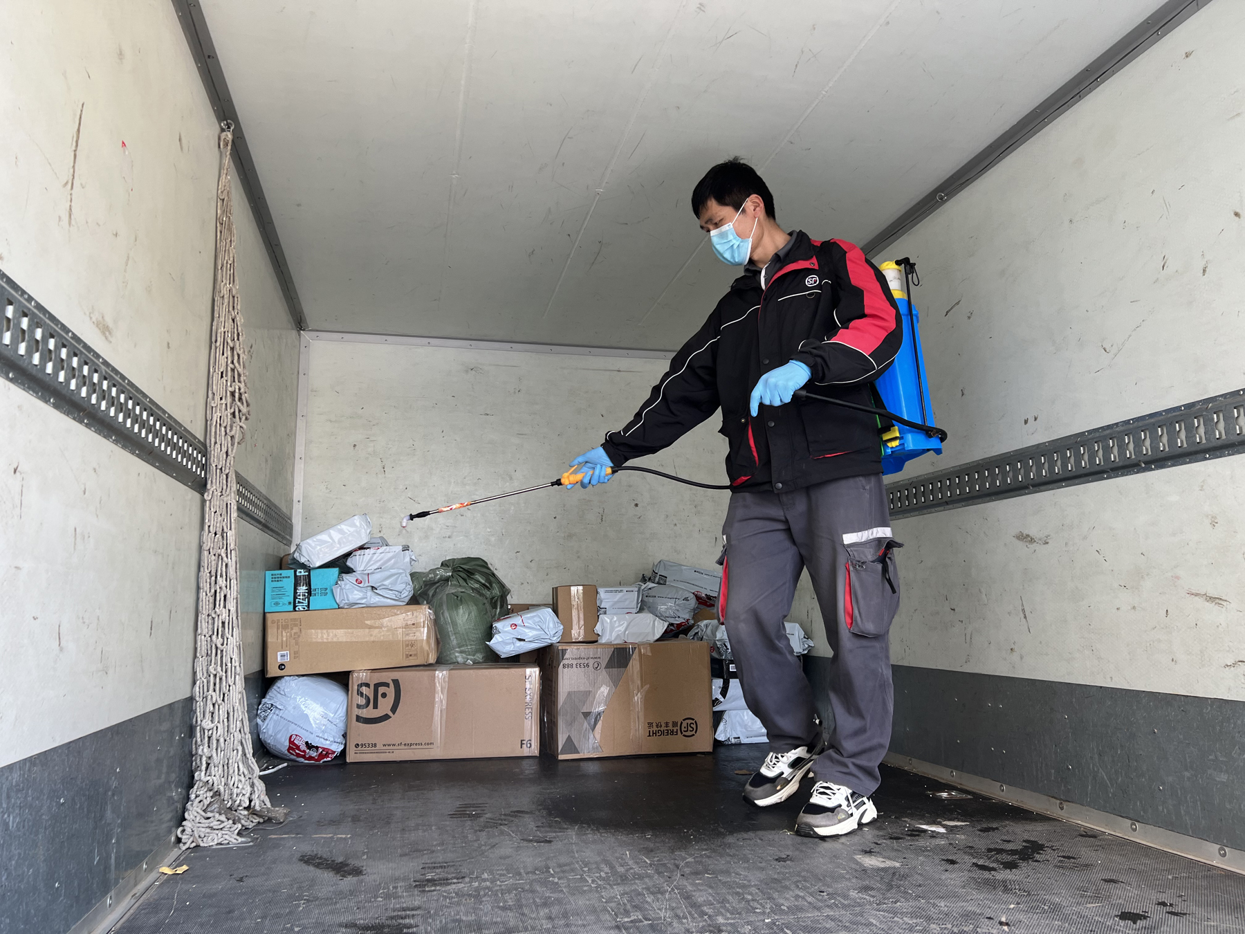 记者带你揭秘快递的菏泽"消杀之旅",你收的快递,至少已经6次消杀