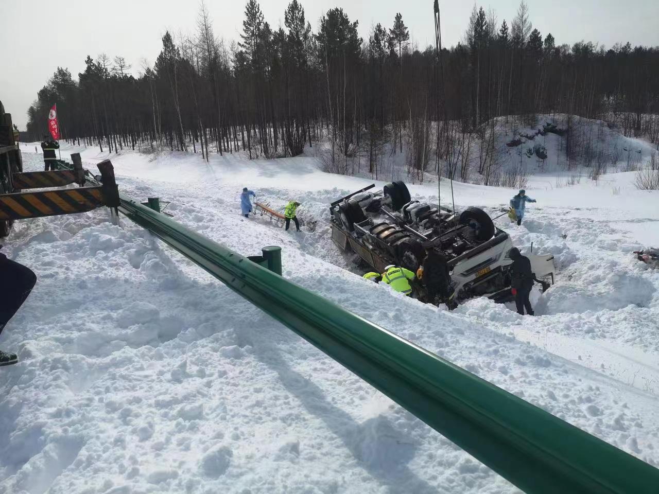 雪天货车事故图片大全图片