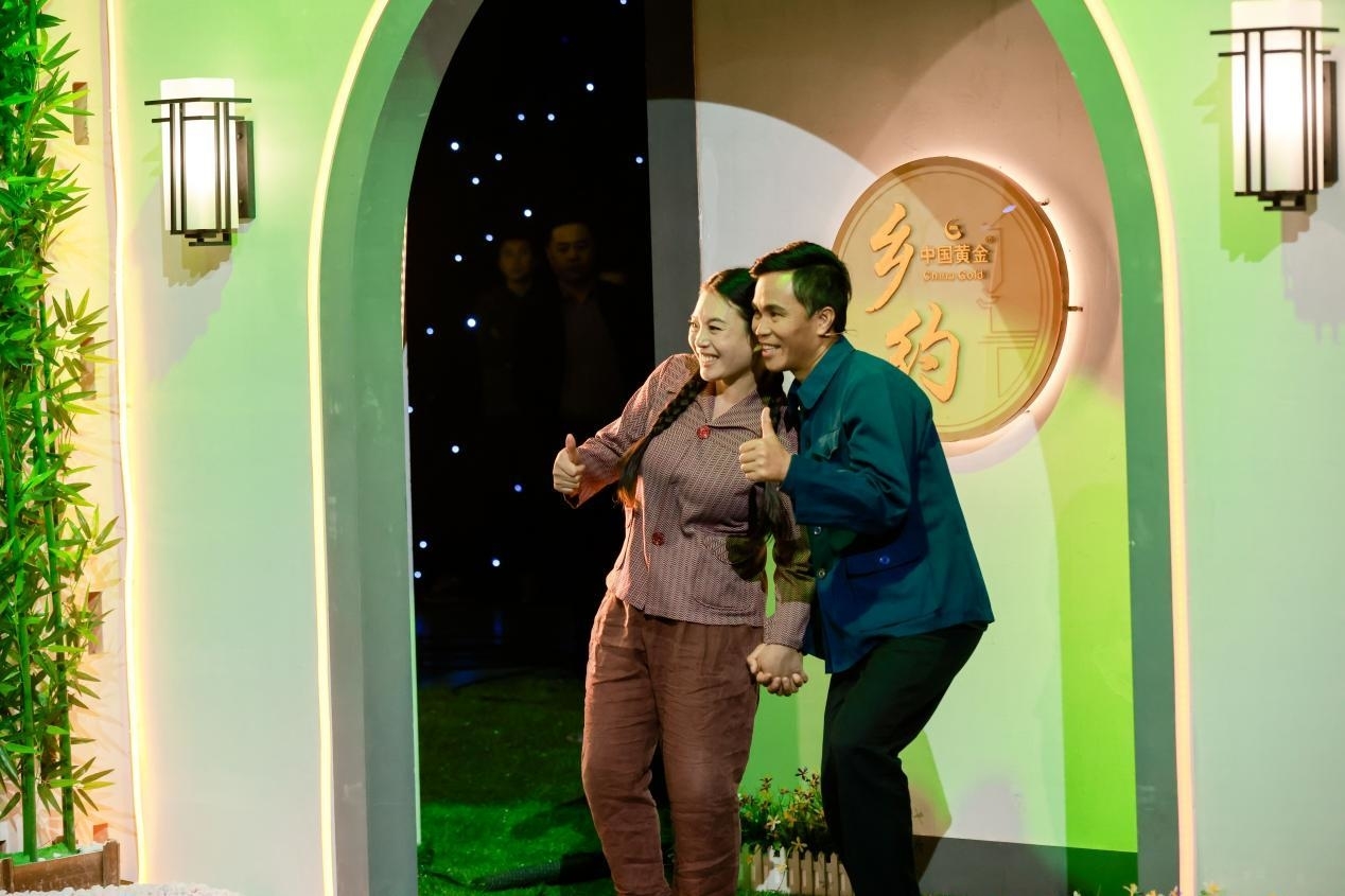 张立香,来自河北省衡水市阜城县的39岁卡车司机胡子哥,带着老婆开了13