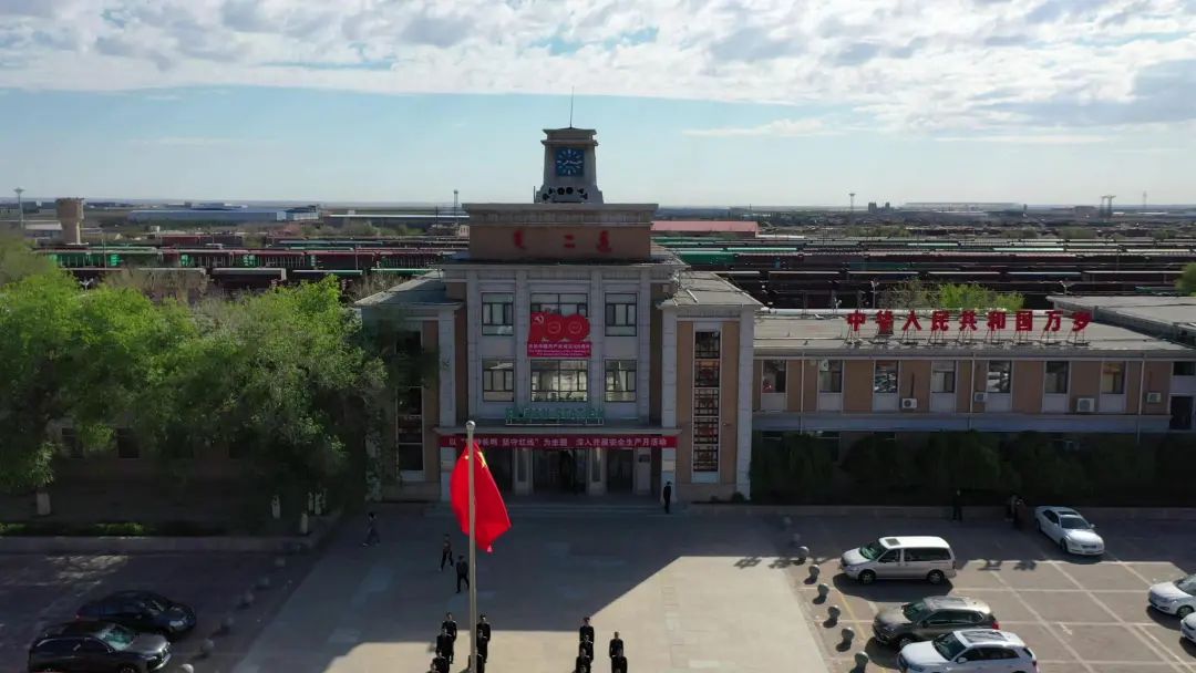 二连站兴和北站临河站东胜西站朱日和站成为旅行途中的幸福驿站但它们