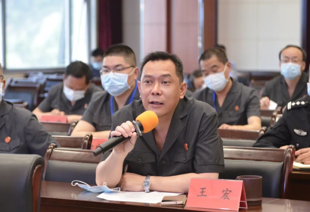 市中院党组书记,院长王宏同志认真观看完每位选手的精彩演讲后,表示