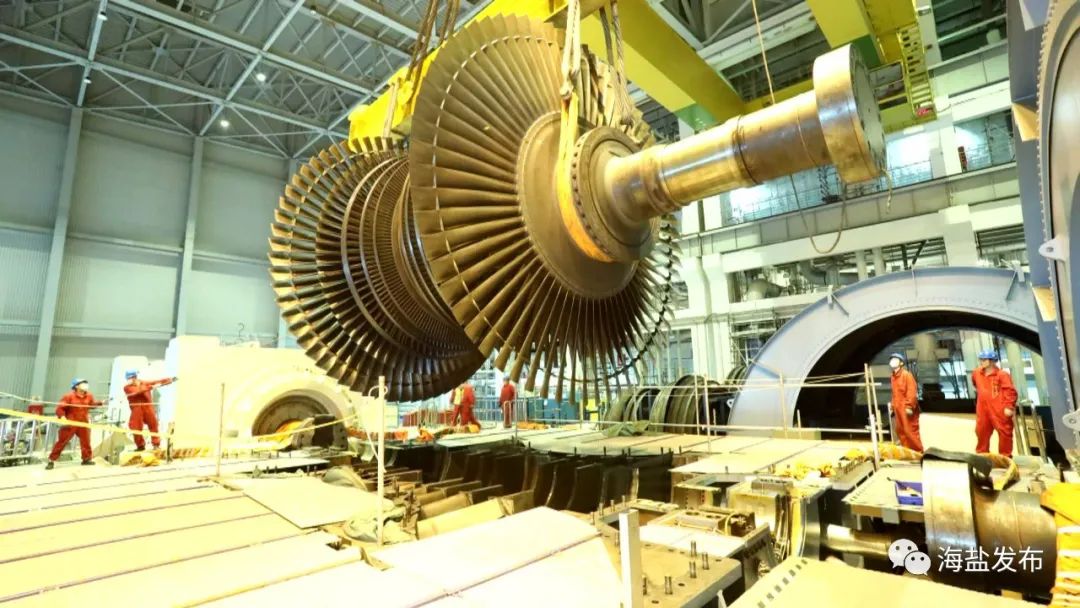 一派繁忙景象,几十名技术人员正在操控设备抬升一台汽轮机低压缸转子