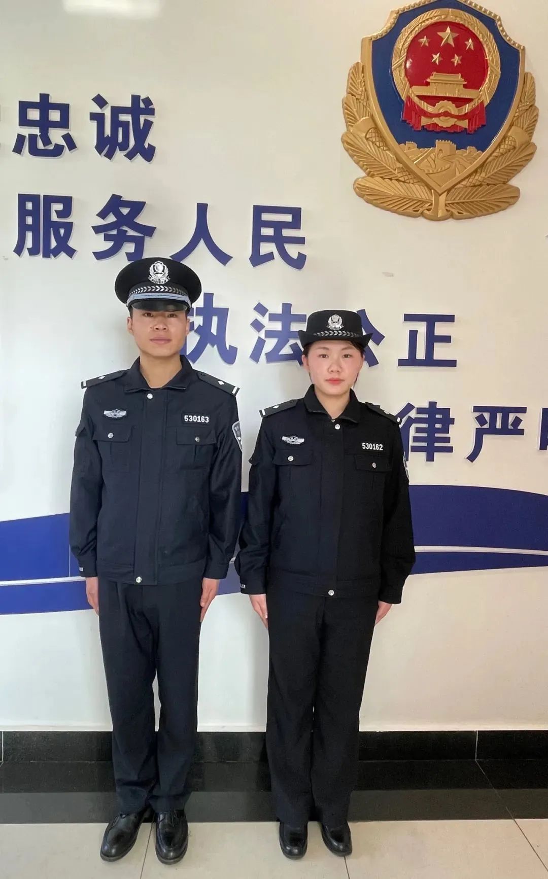 (二)司法警察執勤服著常服時,佩戴硬質肩章,警號,胸徽;內著內穿式制式