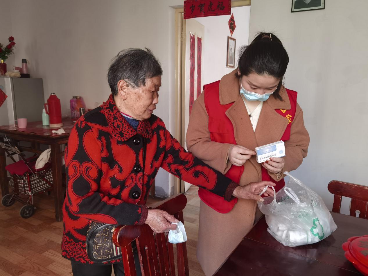 志愿者上门为独居老人送去食物和常备药品