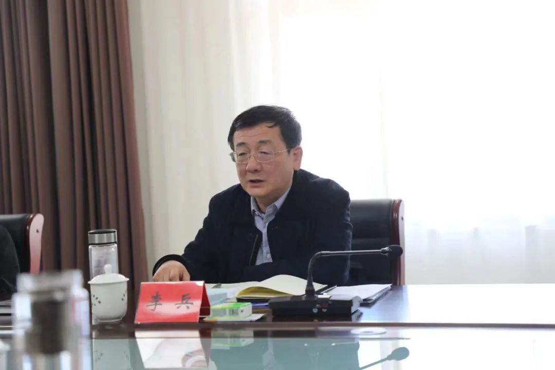 会上,李军就康保县易地扶贫搬迁和"空心村"治理后续工作情况进行了