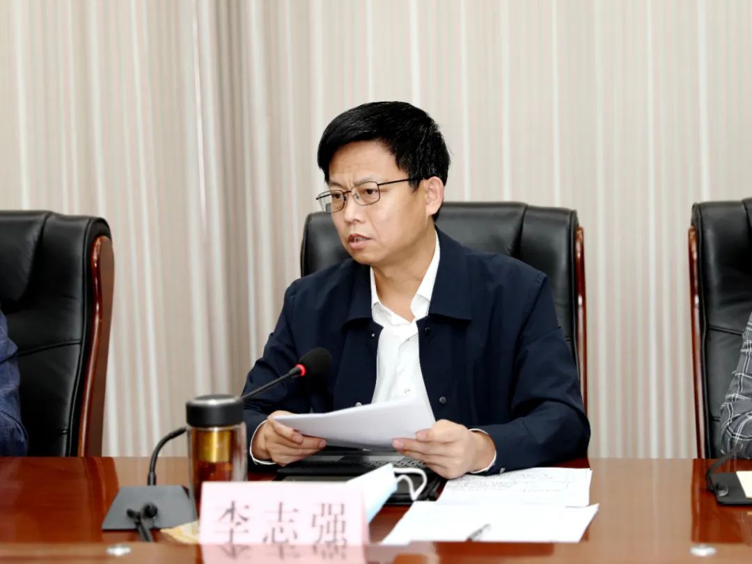 李志强主持会议,并宣读了《城市改造提升工程工作方案》县城管局传达