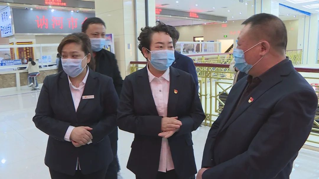 市领导李红梅深入政务大厅开展走流程活动