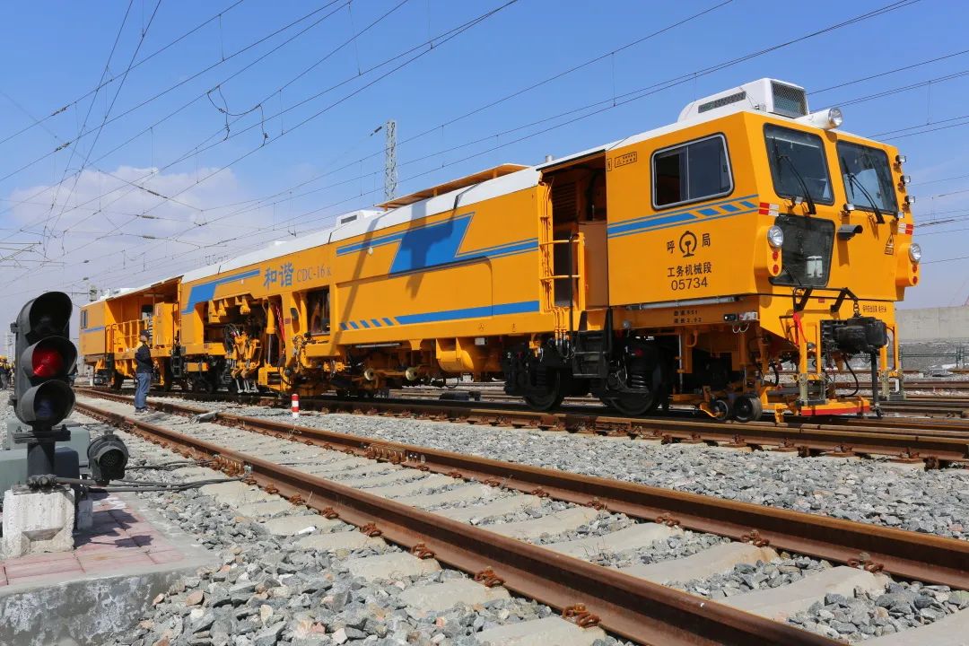 点我一下嘿嘿嘿cdc-16道岔捣固车01别眨眼,惊喜来啦铁路版"大黄蜂"超