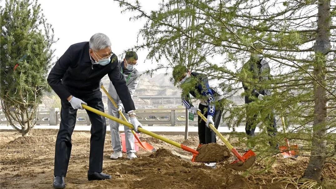 尹弘在兰州参加义务植树活动时强调 坚决担好“绿色使命” 共同建设美丽家园