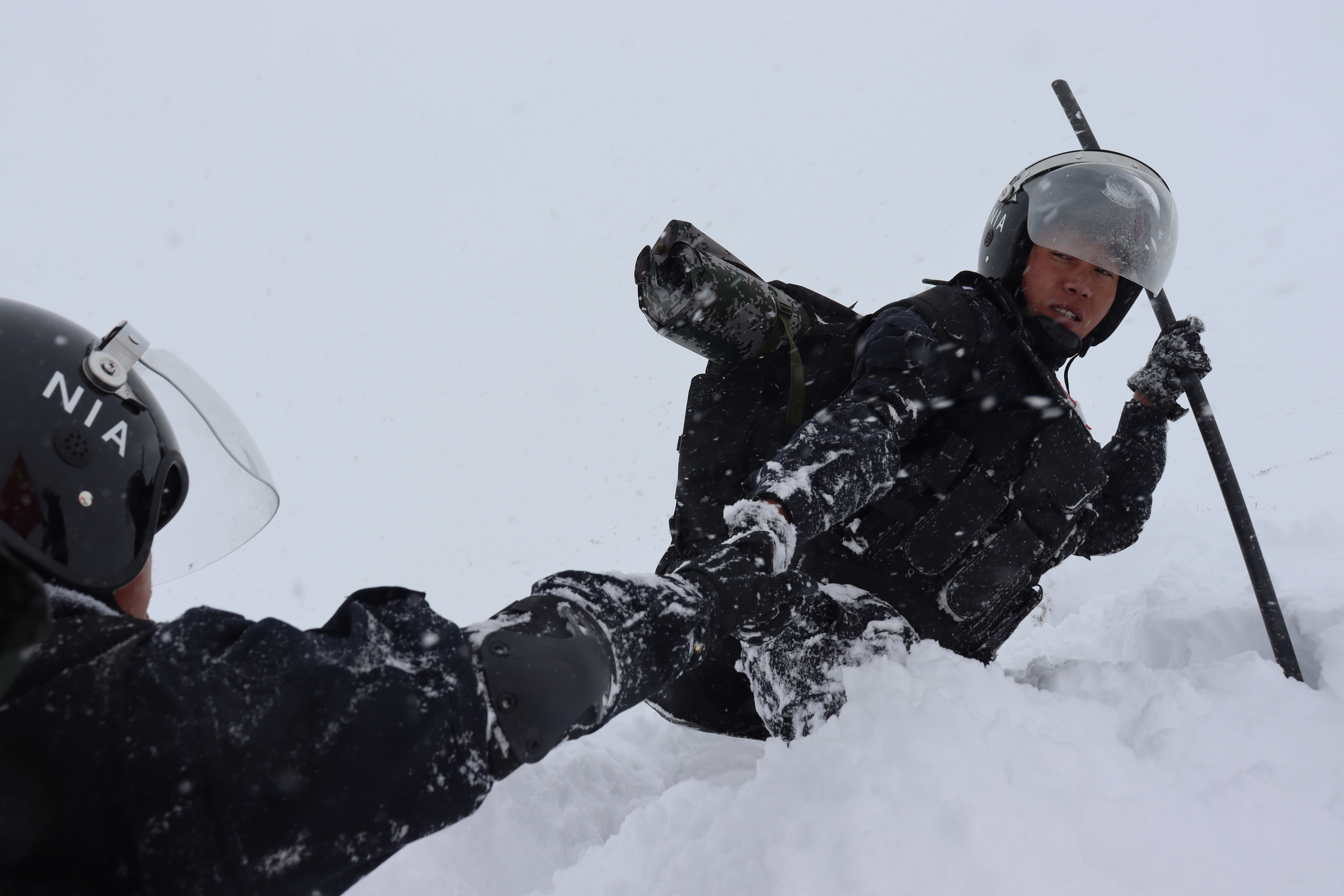 雪中巡逻的战士图片