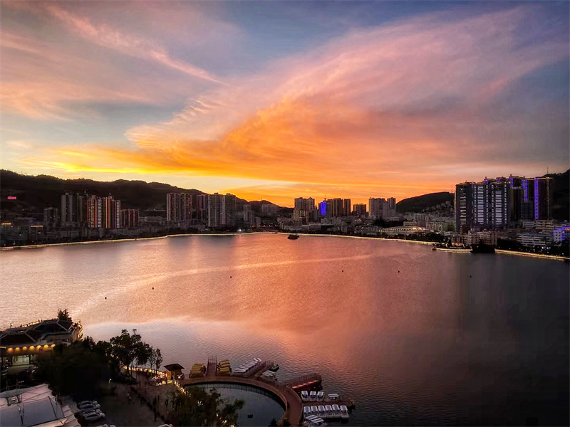 (个旧·金湖)白日依山尽梯田是天空最美的镜子波光粼粼倒映每一缕夕阳