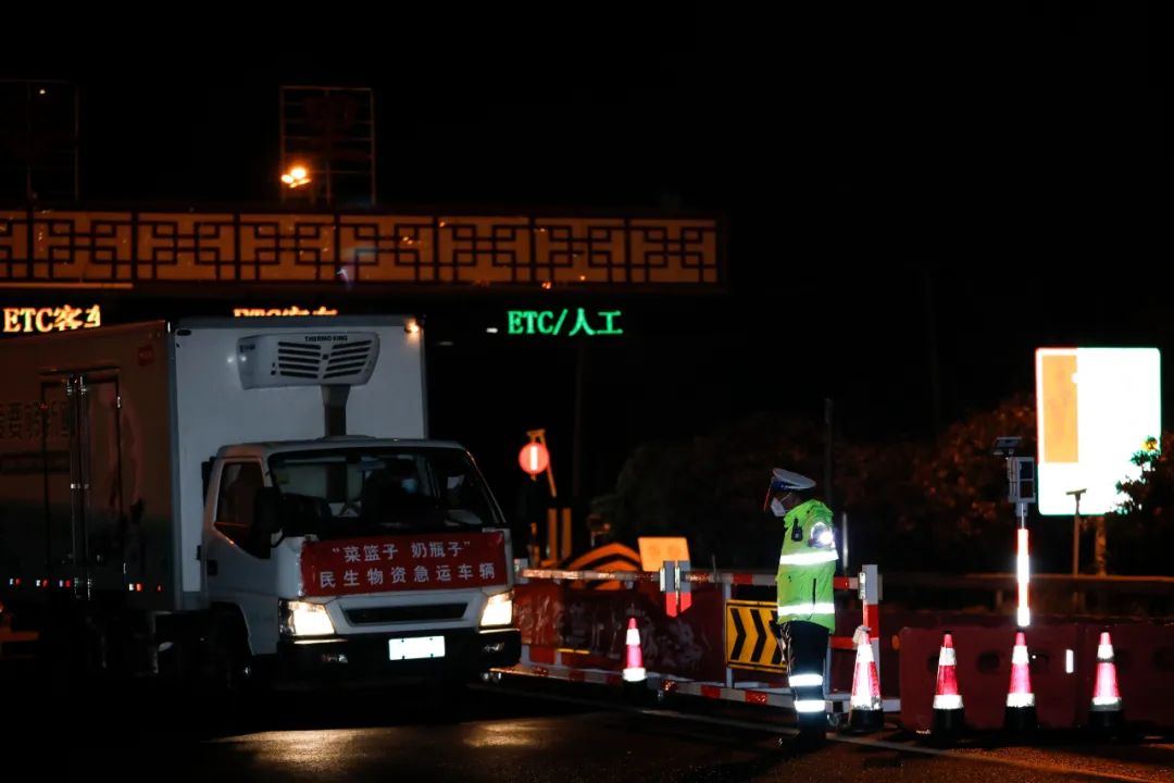 秩序井然在这里,通过收费站的车辆灯火通明谷里牛首山查验服务点绕越