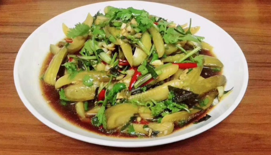 黄瑛居 摄工作之余,孔丽娟把精力花在制作和销售黄瓜酸和黄瓜皮上,"我