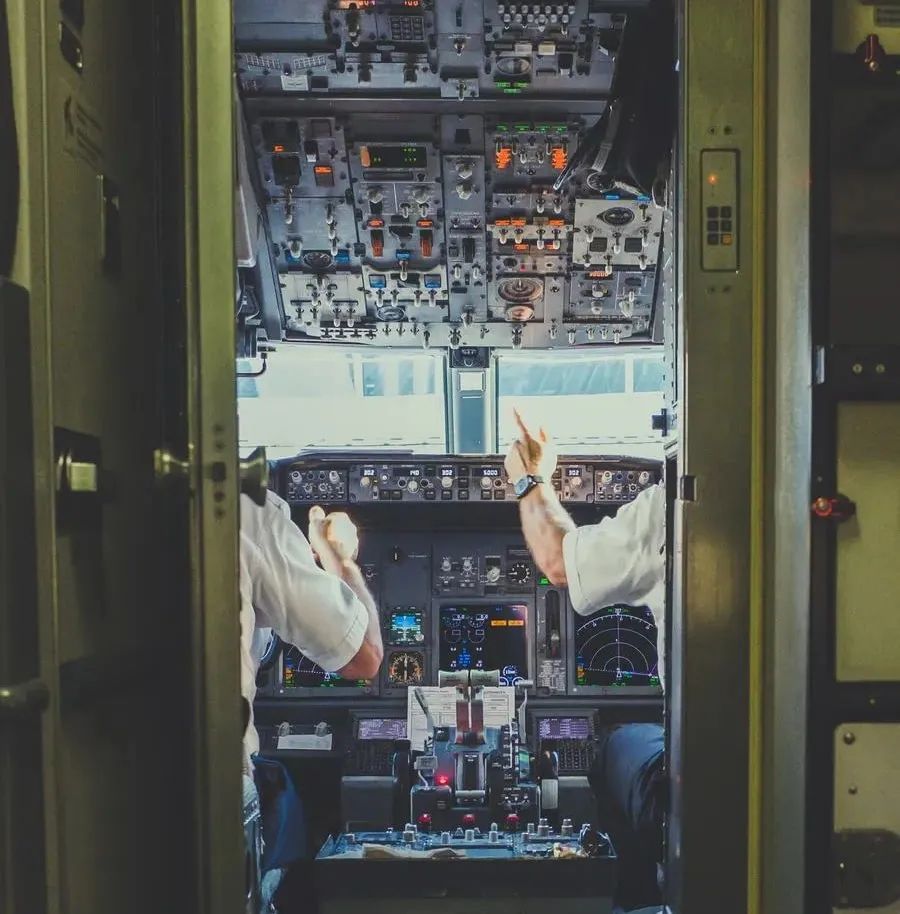 飞机驾驶员什么时候上厕所?