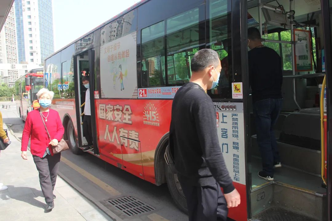 巴中城区全民国家安全教育公交宣传车今日正式发车