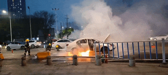 早高峰成都一电动汽车起火烧成铁皮架