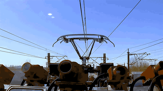 特制碳滑板在受电弓的弓头上又能最大限度减小两者之间的摩擦在确保正