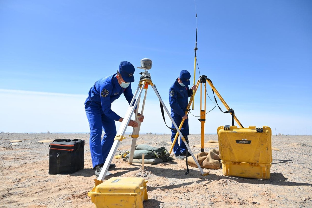 他们靠双手在大漠戈壁用"一颗颗明亮的眼睛"为航天员保驾护航